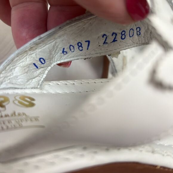 Taps by Kinder White floral embellished thong sandals NWOT size 10 - Picture 5 of 8